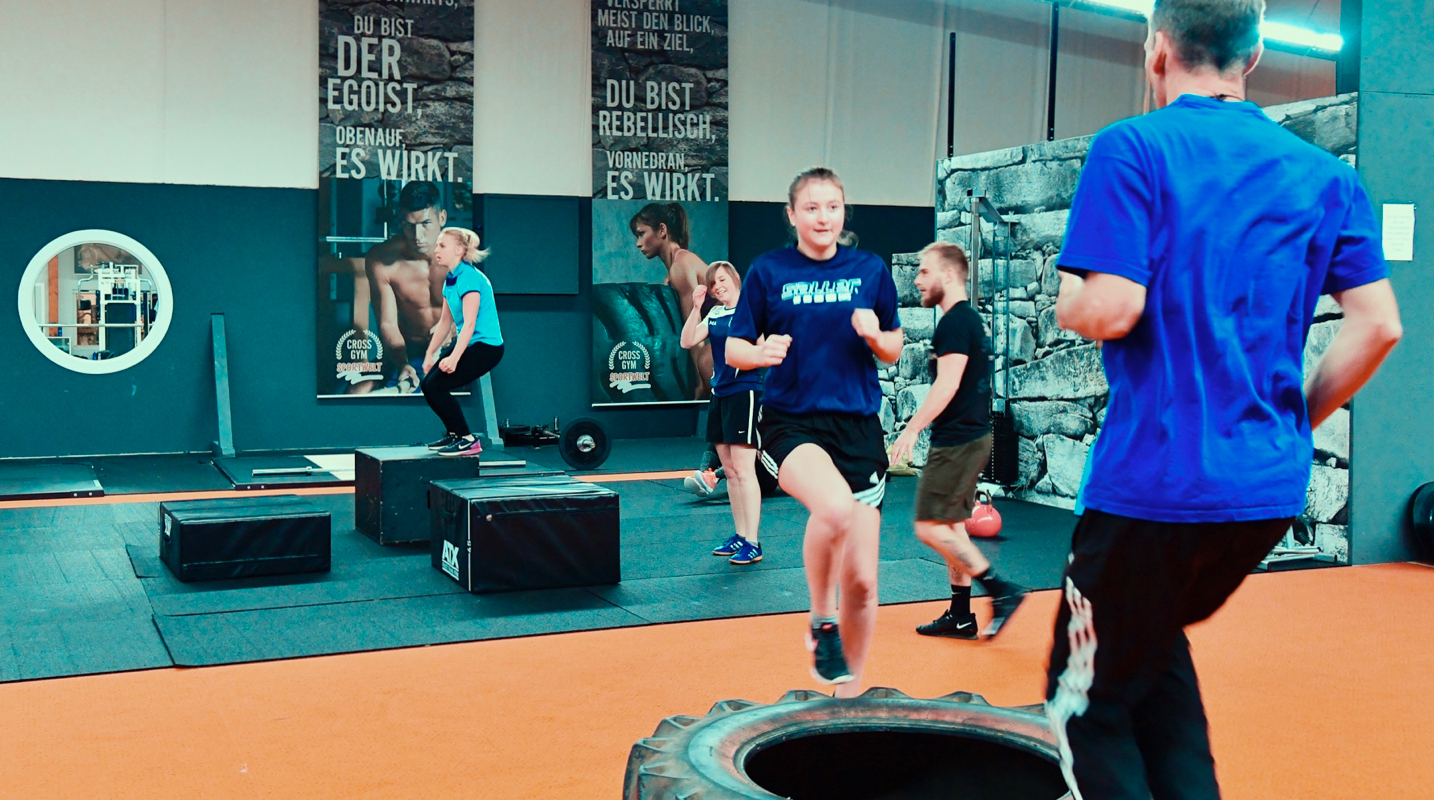 behind:the:scenes:it's:your:stage:start:play:repeat - SV Bavaria Waischenfeld die Frauenfußballmannschaft beim Cross Gym Trainin mit Bastian Lumpp in der Sportwelt Pegnitz